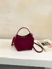 A mais recente bolsa de mão retrô, moderna e estilosa para mulheres, é um item quente no mercado internacional.. É uma bolsa tipo balde de grande capacidade que pode ser carregada como bolsa de ombro ou bolsa transversal, e é versátil o suficiente para combinar com qualquer roupa.