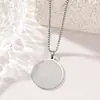 Colar de aço titânio de alta qualidade em venda quente transfronteiriça, colar com pingente redondo de aço inoxidável banhado a ouro gravado em ambos os lados para mulheres
