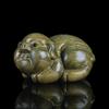 Fabricantes para vender piezas de mango de talla de sándalo verde americano adornos del zodiaco cerdo accesorios cerdo artesanías de madera suministro