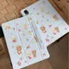 Rilakkuma de Fresa Adecuado para iPad 2025 Tableta 10.2 pulgadas Funda Protectora Air711/10.9/13 Separación Magnética