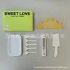 Juego de regalo de vajilla desechable para pasteles, juego de cinco piezas para fiestas de repostería, incluye cubiertos de plástico reforzado, platos de papel, velas y sombreros