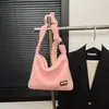 Bolsa de Pelúcia Estilo Preguiçoso de Comércio Exterior para Mulheres 2025 Nova Bolsa de Ombro Versátil Casual Bolsa Transversal Tote Estilo Western de Nicho