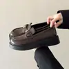 Mocassins de camélia com sola grossa para mulheres, novo modelo de primavera 2026, slip-on estilo britânico, sapatos pequenos de couro, versáteis para o dia a dia