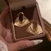 Pendientes de metal estilo vintage tipo bolso para mujer, ear cuffs geométricos texturizados cepillados de nicho, pendientes de lujo ligero de alta gama