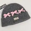 Gorro de punto de estilo coreano inspirado en la dopamina con un lazo, diseñado para mujeres, que proporciona calor y protección para los oídos en otoño e invierno, y favorece el rostro; un sombrero pequeño y elegante para estudiantes
