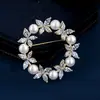 Broche de Perla Mariposa - Exquisito broche de mariposa de perla redonda de alta gama para mujer con un diseño de lujo ligero, adecuado como accesorio para traje