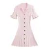 Vestido suéter de punto rosa con cuello para chica coreana de principios de otoño combinado con un pequeño vestido negro estilo Hepburn
