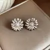 Aretes de Flor de Zirconia con Baño de Oro Real de 18K con un Diseño Único, Moda de Nicho, Aretes Sencillos con un Toque de Lujo Ligero y Sensación de Alta Gama