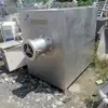 Máquina picadora de ossos de frango congelado totalmente automática usada, moedor de placa de carne congelada grande, máquina de fazer recheio para almôndegas com cabeça de leão