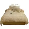 Conjunto de Cama de Quatro Peças em Renda Esculpida de Leite de Lã para Classe A de Inverno Capa de Edredom Quente Plush Dupla Face Espessada Lençol de Cama Conjunto de Cama