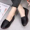 Nuevo Modelo Primavera/Verano 2026 Zapatos de Cuero Cómodos de Suela Suave sin Cordones Zapatos Blancos tipo Mamá para Mujeres de Mediana Edad y Mayores Transfronterizos