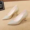 Sapatos de salto alto prateados para mulheres, salto gatinho 2026 novo modelo, salto médio, estilo francês, salto fino com strass 5cm, lantejoulas sexy, sapatos femininos 7cm