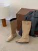 []Botas Longas de Cano Alto com Bico Redondo Aumento Interno de Altura Coleção Outono/Inverno 2026 Fivela de Cinto Camurça Baixa Botas de Cavaleiro