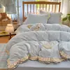 Colección de otoño e invierno: juego de ropa de cama de terciopelo de leche de cuatro piezas, funda de edredón de forro polar coral gruesa por ambos lados y juego de sábanas de franela de tres piezas