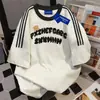 Camiseta Casual de Manga Curta com Estampa de Letra e Patchwork de Três Listras 2025 Verão Novo Solta Estilo Casal Top