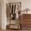 Perchero de pie para dormitorio, móvil, estilo mid-century, perchero simple con cesto para ropa sucia para guardar prendas retiradas