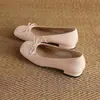 2026 Primavera/Otoño Nuevo Estilo Piel Suave Suela Suave Color Nude Punta Cuadrada Corte Bajo Moño Zapatos de Moda Cómodos para Mujer que No Cansan el Pie