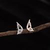 Brincos femininos pequenos e simples Aço inoxidável Light Luxury Hollow Butterfly Wings Brincos Acessórios distintivos para todos os jogos