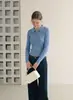 Moda estilo coreano: Blusa de tricô feminina azul de manga longa com gola polo para o início do outono, top elegante e que afina o corpo com decote V