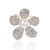Novo broche de flores estilo Chanel, moda feminina de alta qualidade, corpete de pérolas com diamantes incrustados, acessórios de alfinetes anti-exposição de alta qualidade