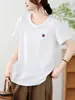 Camiseta blanca de manga corta con bordado floral para mujer, cuello redondo, corte ajustado, diseño único, top de estilo casual