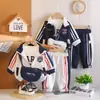 Conjunto de Ropa de Otoño para Niños 2026, Conjunto Deportivo Elegante para Bebés y Niños, Conjunto de Tres Piezas para Niños de Primavera y Otoño con Bolsa, Venta al por Mayor