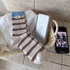 Novas Meias Koreanas Estilo Miu Outono e Inverno com Etiqueta de Tecido de Micro-Pressão, Meias Listradas Modernas, Meias Largas, Meias de Algodão Sem Costura Emendadas de Cano Médio para Mulheres