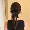Elegante Pinza de Pato Satinada Estilo Francés con Lazo Suave y Femenino, con un Toque de Lujo para Cabello Semirecogido en la Parte Posterior de la Cabeza