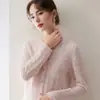 Bai Cai Rong Otoño Invierno Nuevo Cachemir para Mujer Cuello Redondo Forma de Abanico Color Sólido Calado Suéter Abrigo Holgado Jacquard Top Versátil