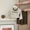 Novidades de outono: Garota descolada estilo coreano! Conjunto de duas peças para meninas com top de letra estampado com cordão e calça casual para primavera e outono