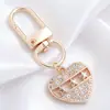 Lujo Ligero Chapado en Oro Full Diamante Charm Hebilla en Forma de D Colgante Hueco en Forma de Corazón Accesorios para Bolsos Llaves Fábrica Stock Mayorista