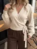 Nuevo top de punto otoño e invierno 2026, estilo transfronterizo europeo y americano, cuello en V corto asimétrico, cinturón para atar en la cintura, suéter de manga larga para mujer