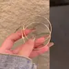 Atmósfera de moda pendientes de aro lisos simples estilo coreano combinan con todo estilo frío pendientes de temperamento de socialité pendientes de círculo grande