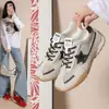 Moda femenina 2026: Tenis de suela gruesa, con cordones, estilo coreano, con plantillas ocultas para aumentar la altura, nuevo estilo de zapatilla de entrenamiento alemana, color rojo popular de otoño