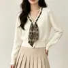 Cárdigan de Punto de Color Sólido con Cuello en V LEKA 2026 Nuevo Otoño Estilo Coreano Adelgazante Suéter Corto Sencillo para Mujer con Bufanda de Seda