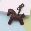 Nuevo Colgante de Poni de PU Texturizado Marrón Oscuro, Colgante para Bolso de Cuero, Accesorio Versátil de Poni para Bolso, Adorno Colgante para Coche