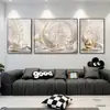 Blanco roto Dorado Lujo Ligero Figura Pintura Decorativa Hojas de Ginkgo Ramas de Flores Tres Paneles (Dos Verticales Una Horizontal) Pintura de Porcelana de Cristal de Aleación de Aluminio para Sala de Estar