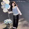 Elegante y a la moda, este adorable conjunto de chaleco y blusa con cuello de muñeca de estilo coreano es perfecto para usar en capas y crear un look casual para niñas.