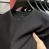 Camiseta de Manga Curta para Homem, Marca da Moda, Verão, Caimento Solto, Manga 3/4, Novo Modelo 2024, Estilo Celebridade da Internet, Top Simples Estampado
