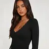 Top de manga larga de encaje con escote en V para mujer, de otoño temprano, puro deseo, corte ajustado, elástico, que expone la cintura, capa base sexy para ropa de abrigo