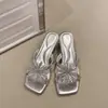 Nuevas zapatillas versátiles para exteriores de primavera y verano 2026, sandalias de moda, zapatillas de longitud media para mujer, mules con tacones únicos
