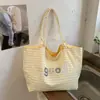 Bolsa de Ombro Feminina Casual Artística de Grande Capacidade Listrada Estilo Preguiçoso Estilo Coreano Transfronteiriça Modelo Novo 2026 Estrela Estampa de Letra
