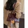 Bolso vintage para mujer, gran capacidad, nuevo otoño e invierno 2024, informal, combinable, de alta gama, bolso de trabajo de un solo hombro para mujer.