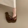 Chinelos Femininos LanJue de Bico Redondo, Verão Baixo Salto Popular Estilo Francês, Novo Modelo Inverno 2025, Versátil e na Moda