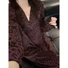 Elegante conjunto de pijama estilo francés con estampado de leopardo morado para mujer, con diseño de talla grande, abertura frontal, mangas largas y pantalones largos, adecuado para usar como ropa de estar o como prenda exterior en otoño.