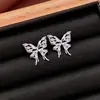Pendientes de Botón de Mariposa de Circonia con Aguja Plateada Super Brillantes Pendientes Retro Exquisitos de Lujo Ligero Completamente Diamantados Accesorios de Pendientes Versátiles de Alta Gama de Nicho para Mujeres