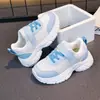 Zapatillas deportivas para niñas, nuevos zapatos de malla de verano, antideslizantes, transpirables, con velcro, para niños mayores y niñas, zapatillas de correr a la moda y versátiles