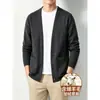 Nueva chaqueta suéter de punto para hombre de otoño e invierno con cuello en V de lana, sudadera casual para hombre estilo universitario japonés, disponible para venta al por mayor