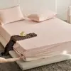 Falda de cama de felpa de leche clase A Color sólido Cubierta de cama Pieza única Artículo único Juego de ropa de cama de felpa de coral Juego de tres piezas Dormitorio Engrosado Cálido Invierno