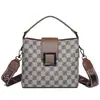Bolsas Estampadas de Alta Gama para Mujer 2025 Nuevo Bolso Cubo Portátil Retro de Gran Capacidad con Letras al Hombro Venta al por Mayor